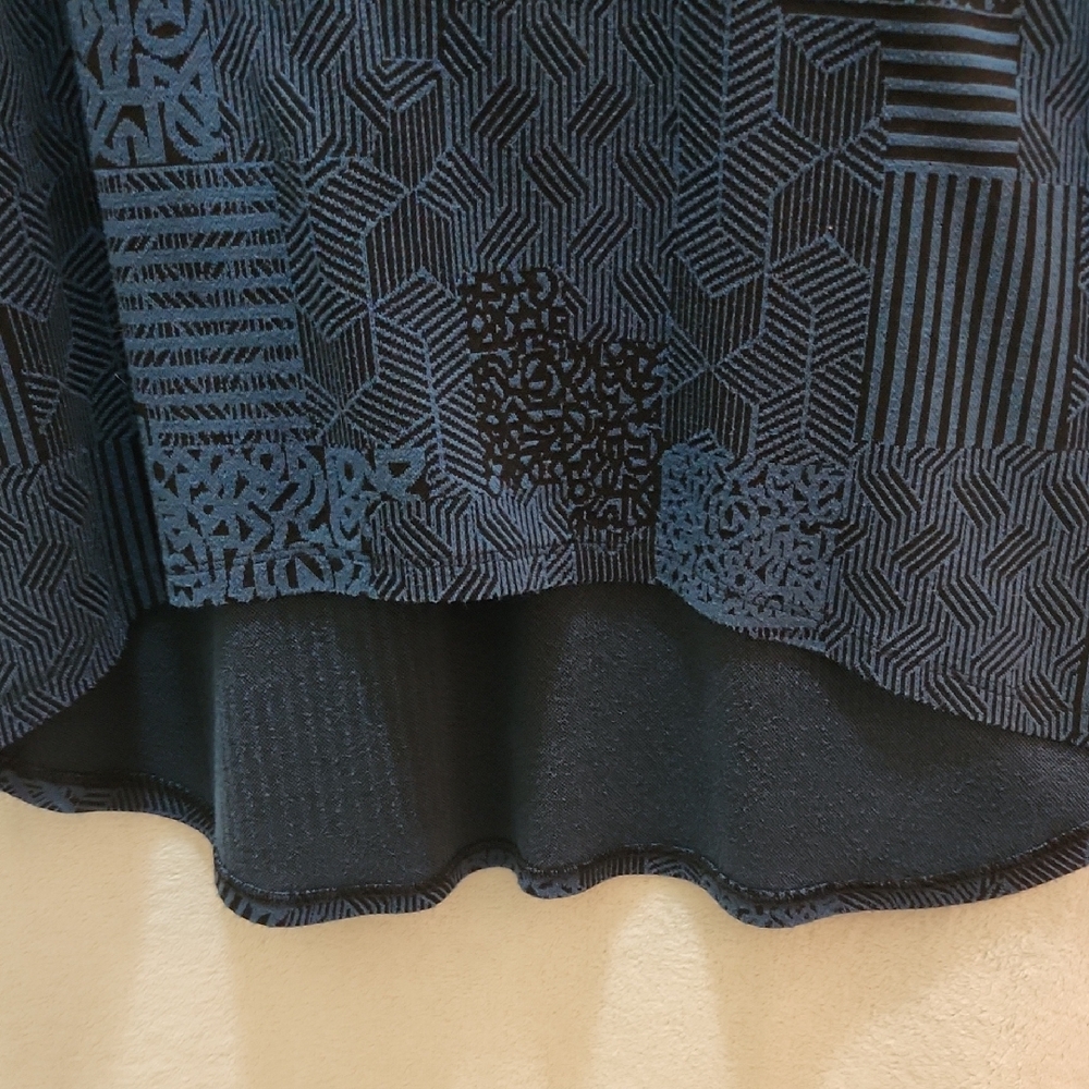 LuLaRoe Navy Patterned Short Sleeve Tee - Picture 4 of 5